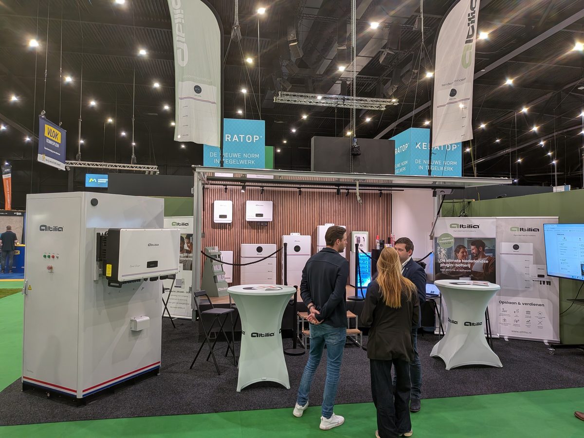 Altilia-stand op een vakbeurs met een energieopslagsysteem vooraan
