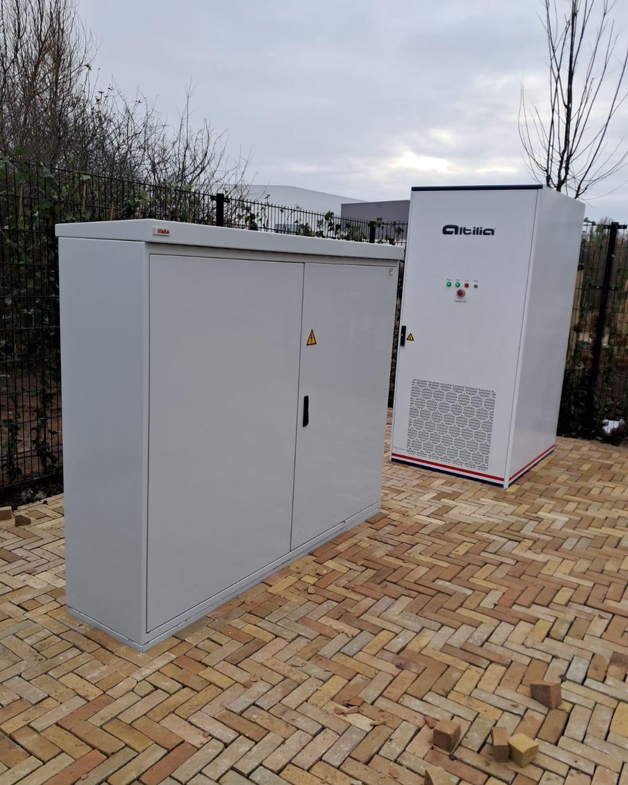 Energieopslagsysteem van Altilia op een klinkerbestrating