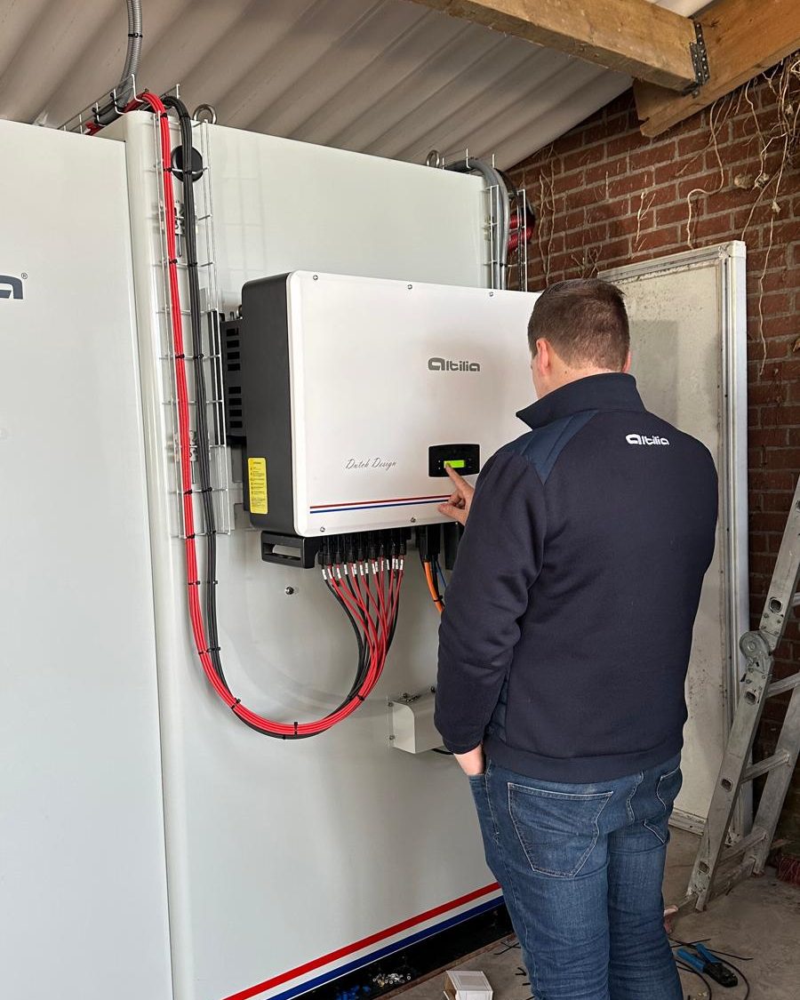 Collega bij een geopend energieopslagsysteem van Altilia, 112 kWh