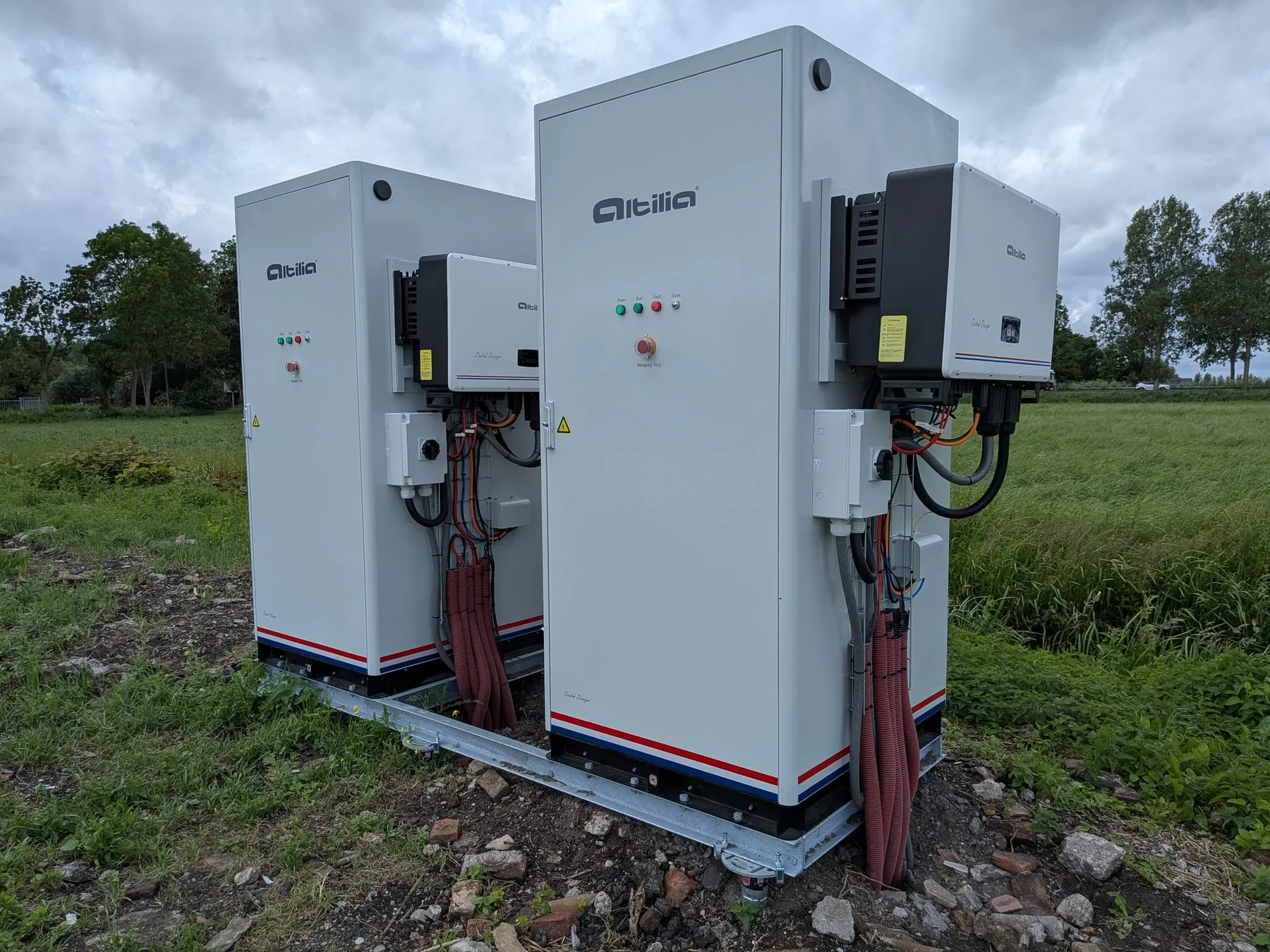 Twee energieopslagsystemen van Altilia in het open polderlandschap