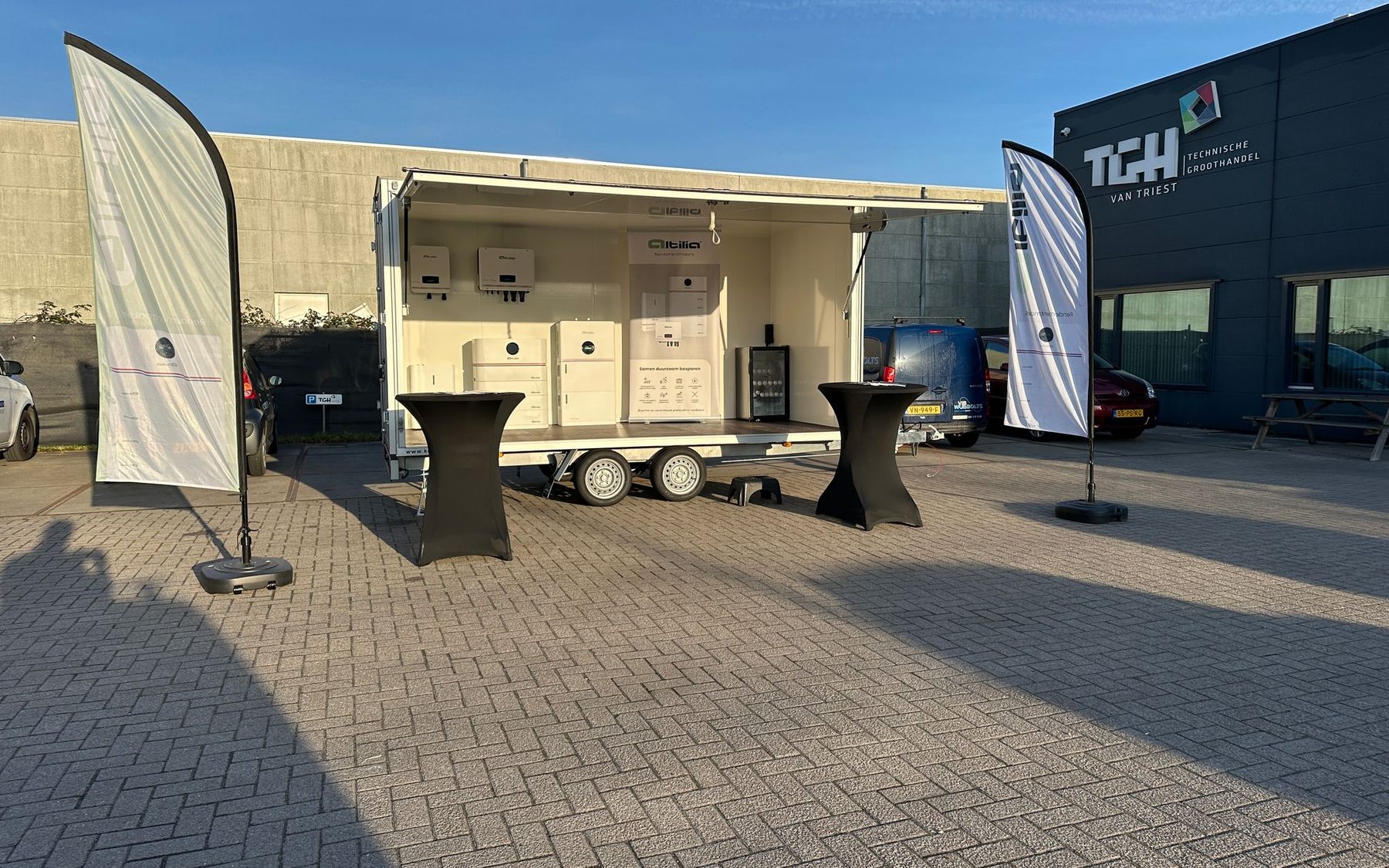 De Altilia-showroomtrailer geopend op het terrein van een technische groothandel