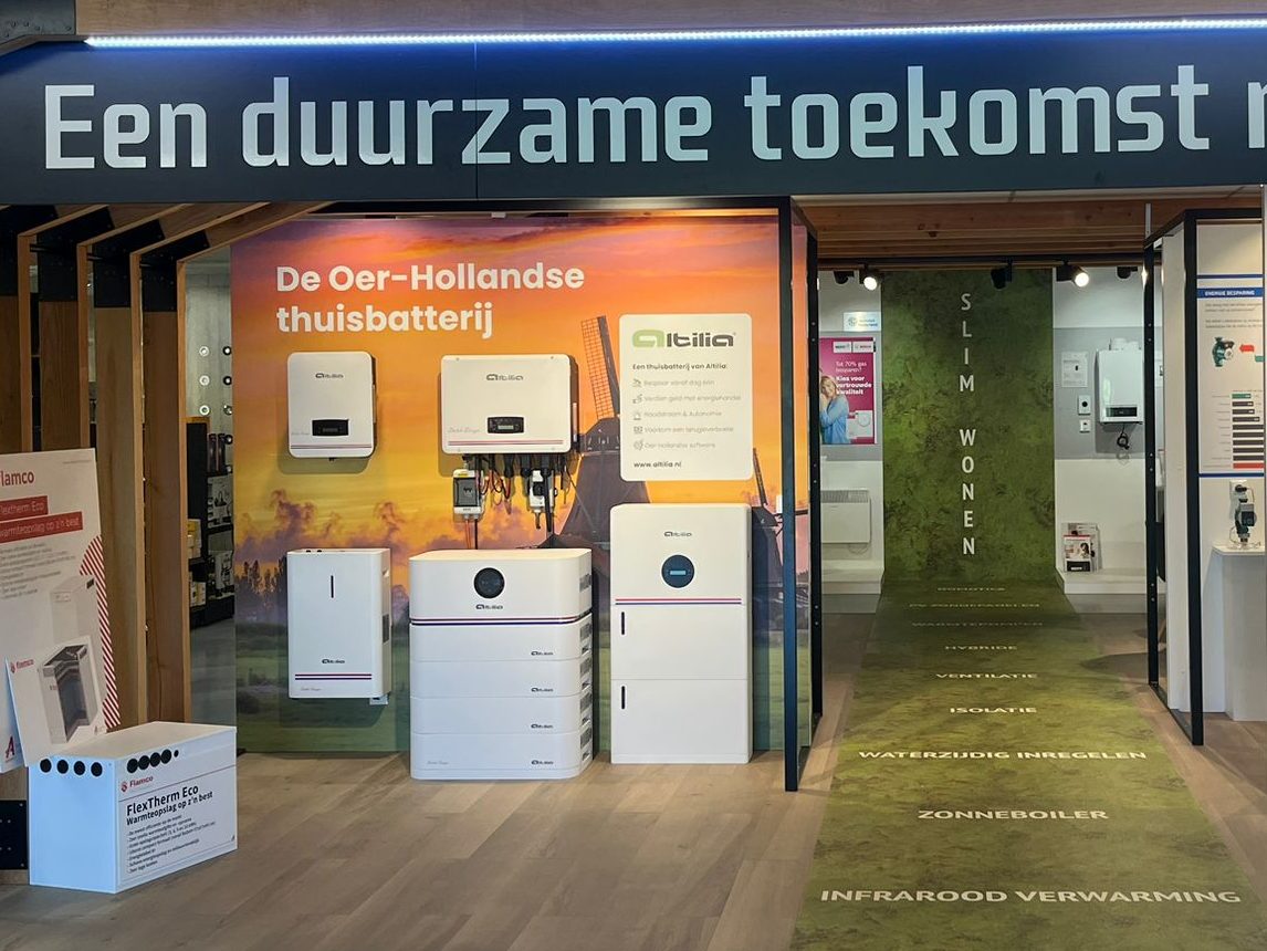 Showroom van een partner met Altilia-thuisbatterijen en de banner De Oer-Hollandse thuisbatterij