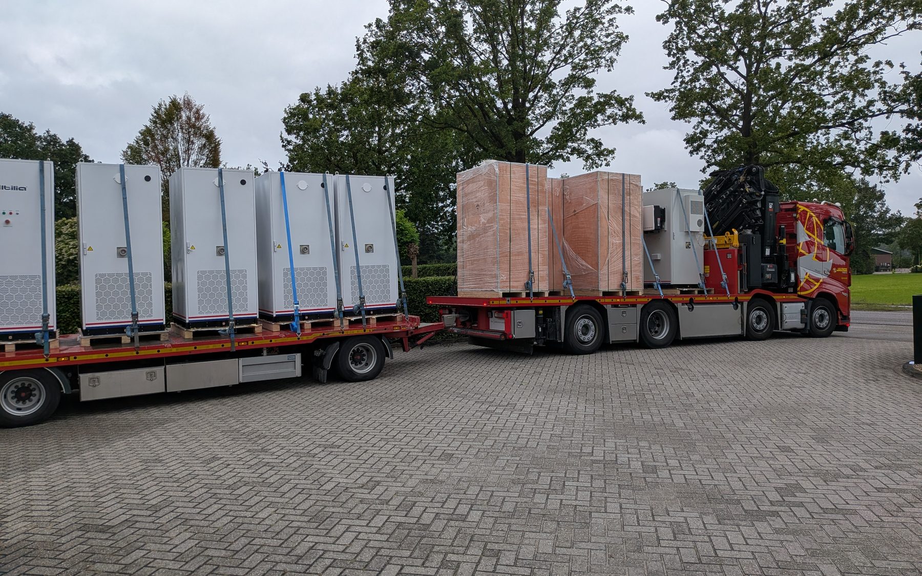 Vrachtwagencombinatie met vijf energieopslagsystemen van Altilia